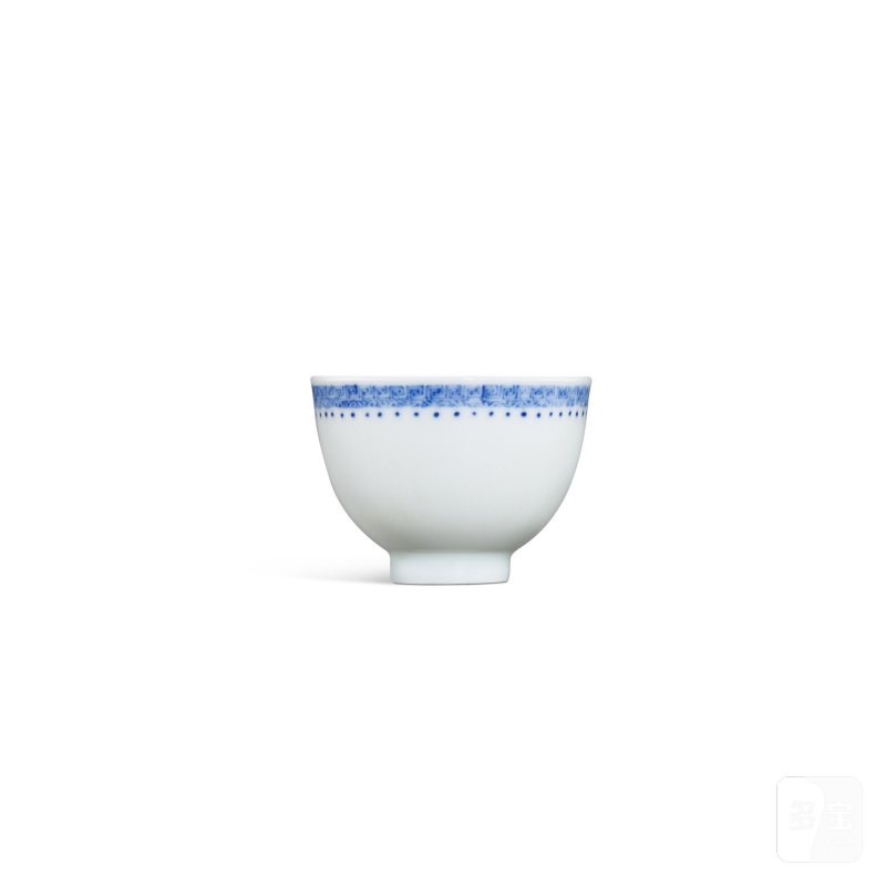 A blue and white 'band' cup, Mark and period of Kangxi | 清康熙 青花回紋小盃 《大清康熙年製》款 - 图1